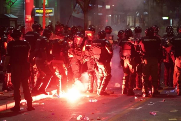 ZAPALJENOM BAKLJOM NA PRIPADNIKE MUP! Osuđivani narko-diler iz Pančeva bacao pirotehniku na policajce!