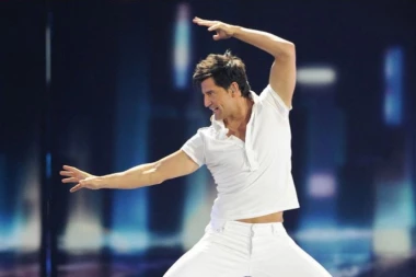 SKANDAL NA NASTUPU POZNATOG PEVAČA, SVI USNIMILI NJEGOVO MEĐUNOŽJE! Klip obišao društvene mreže, ono što je posle uradio ĆE VAS ZAPREPASTITI! (VIDEO)