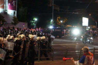 BRUTALNI TEROR BLOKADERA KOD PANČEVAČKOG MOSTA: Izbacili roditelje sa bebom iz automobila!