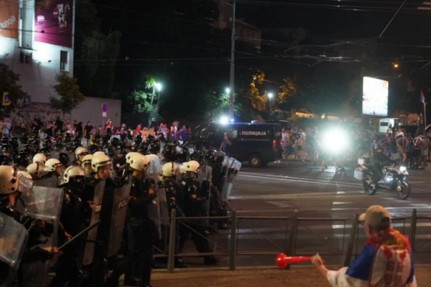 BRUTALNI TEROR BLOKADERA KOD PANČEVAČKOG MOSTA: Izbacili roditelje sa bebom iz automobila!