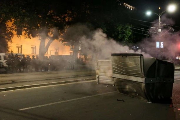 PROPAO POKUŠAJ "KONTEJNER REVOLUCIJE"! Policija sklonila blokadere-foteljaše sa ulice: Država je uradila svoj posao kako treba!