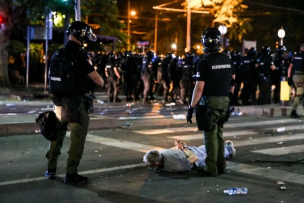 STALI U ODBRANU DRŽAVE U KLJUČNOM TRENUTKU! Anketa: Srpska policija profesionalna i spremna za reagovanje u kriznim situacijama poput protesta i blokada