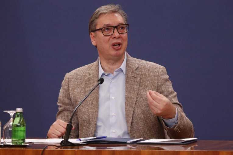 VUČIĆ SE HITNO OGLASIO I OSUDIO BRUTALNI NAPAD NA MLADU NOVINARKU: "Zahtevam odgovornost, takvi ljudi ne zaslužuju ništa, sem prezira"! (VIDEO)