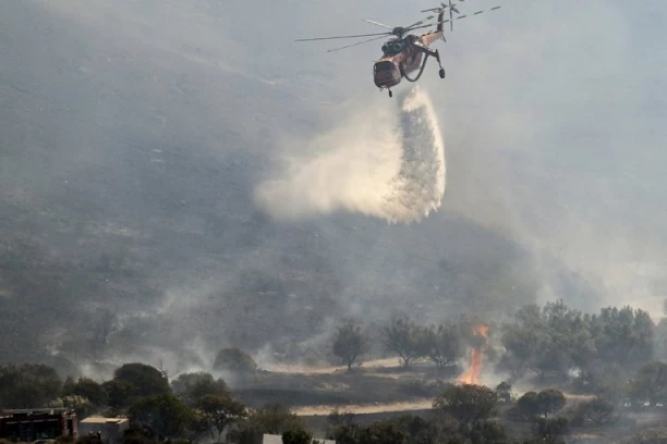 STRAVIČAN POŽAR U OMILJENOM SRPSKOM LETOVALIŠTU! Katastrofa na pomolu, turisti dobili hitno upozorenje!