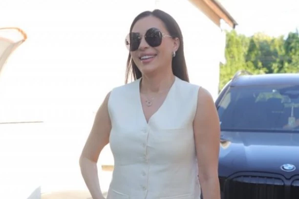 CECA OTKRILA S KIM LETUJE NA KIPRU: Uživa za sve pare - jedna osoba vešto beži od kadra! (VIDEO)