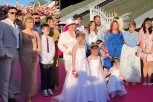 PRVO POJAVLJIVANJE MLADE NA VENČANJU! Zorica i Kemiš blistaju u belim odelima - ČITAVA FAMILIJA NA OKUPU!