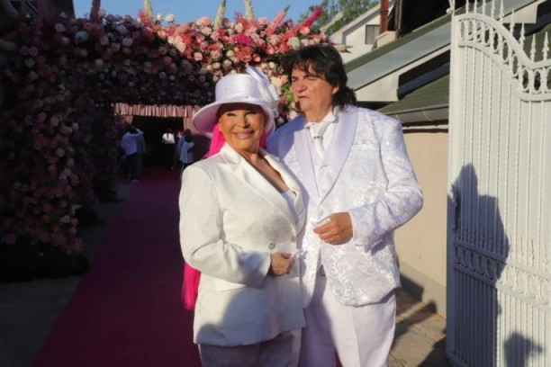 OVO ĆE PAMTITI DO KRAJA ŽIVOTA! Stigla mladenačka torta kod Zorice i Kemiša! (VIDEO)