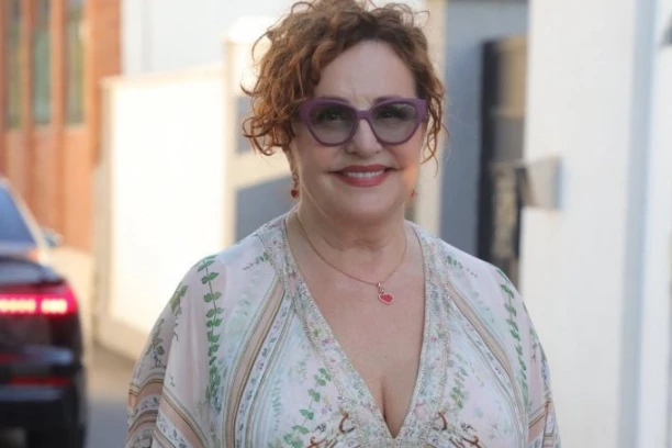 GODINE JOJ NE MOGU NIŠTA: Ana Bekuta se skinula u SEDMOJ DECENIJI - mlađim koleginicama zadala domaći! (FOTO)