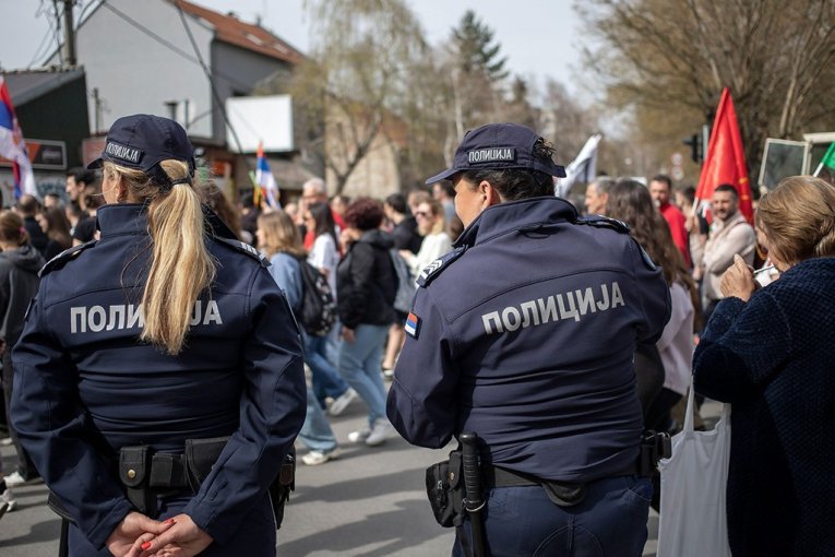 BLOKADERI U ZEMUNU ZAGORČAVAJU ŽIVOT SVOJIM SUGRAĐANIMA! Postavili barikade na glavnoj saobraćajnici - NAMERA JE OČIGLEDNA