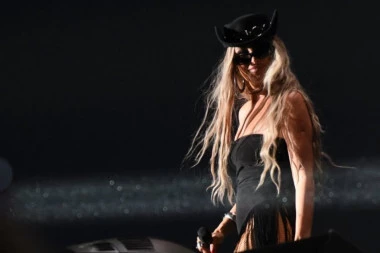 SENIDA NAPRAVILA LOM NA UŠĆU! Pevačica gori u crnom trikou, A KADA JE NA SCENU KROČIO ON publika pala u potpuni trans! (VIDEO)