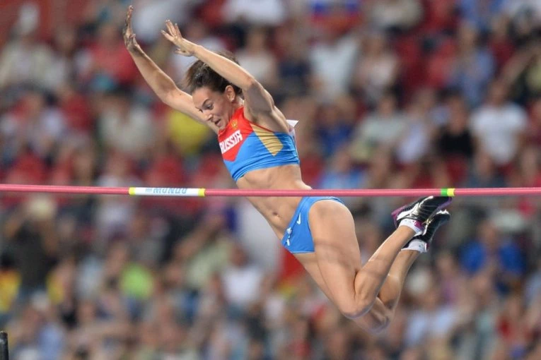 RUSKA LEPOTICA KOJU SU SRBI VOLELI U VELIKOM PROBLEMU! Računi ZAMRZNUTI, PARA NEMA, a moglo bi da bude JOŠ GORE!