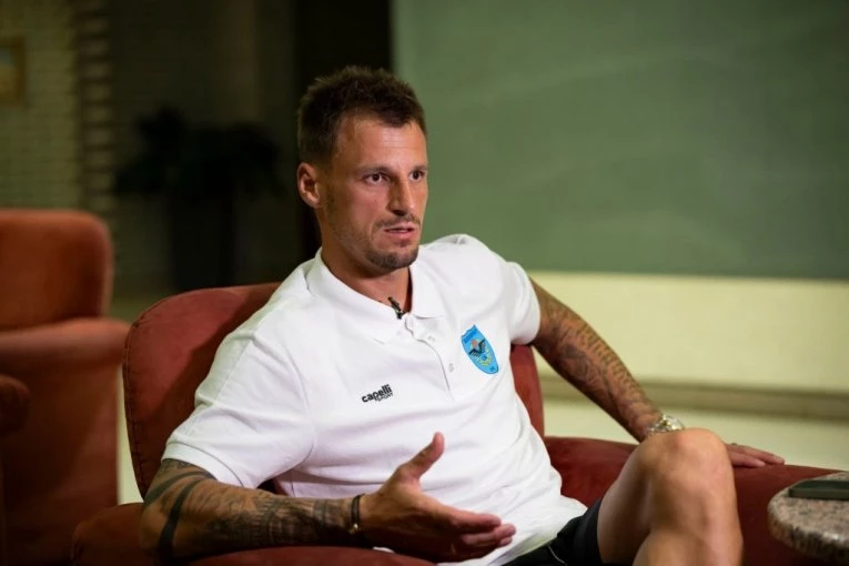 NIKADA EMOTIVNIJA ISPOVEST BIVŠEG GOLMANA ZVEZDE: Radio kao konobar, bratu mu bomba raznela ruku, a sada je srećan u Želji!