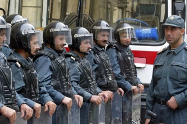 MILO ZA DRAGO, BAKU KRENUO U OSVETU: Azerbejdžanska policija upala u redakciju Sputnjika (FOTO)