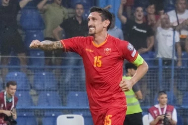 POTPISAO BIVŠI FUDBALER PARTIZANA: Stefan Savić dao "autogram", a tu je i Nataša Bekvalac (FOTO)