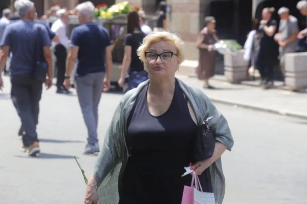 KO MOŽE TAJ SME! Skinula se Milica Dugalić u sedmoj decenij! (FOTO)