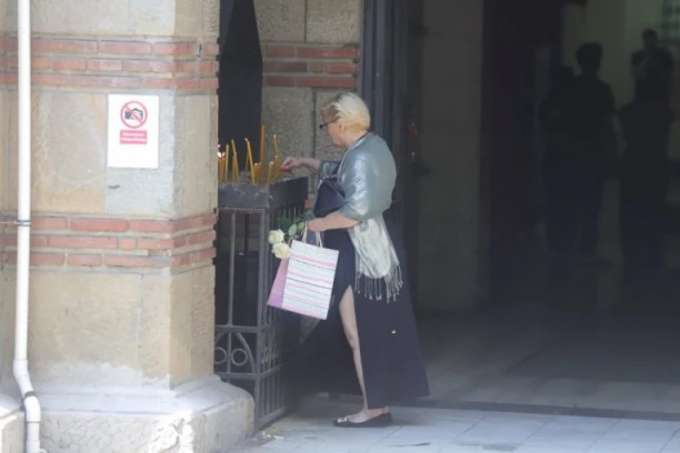 "MAMOGRAF SAM RADILA SEDAM PUTA, NIŠTA NIJE POKAZAO!" Naša pevačica otvorila dušu o borbi sa KARCINOMOM: Evo kako je otkrila podmuklu bolest!