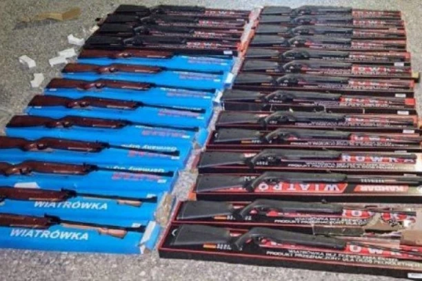 POLICIJA OSTALA U ŠOKU KADA SU OTVORILI SUNCOBRANE! Vozač kombija odmah uhapšen! (FOTO)