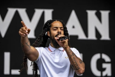 BBC SE IZVINJAVA, IZRAEL UBIJA: Skandalozno saopštenje britanske medijske kuće nakon nastupa poznatog repera (VIDEO)