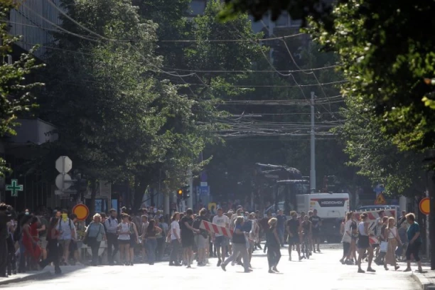 DIVLJAŠTVO BLOKADERA SE NASTAVLJA! Blokirana zgrada NIS u Novom Sadu, juče saobraćaj ometali kontejnerima, sada rade nešto što je normalnom čoveku NESHVATLJIVO! (FOTO)