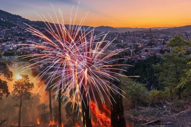 OGROMAN POŽAR U SARAJEVU, VATRA KRENULA KA KUĆAMA! Vatromet izazvao haos!