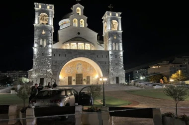 HOROR ISPRED HRAMA HRISTOVOG VASKRSENJA U PODGORICI! Probila rampa automobilom pa uletela u narod! VIŠE POVREĐENIH!