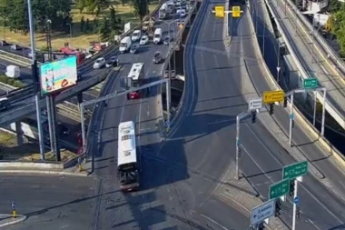 PRAZAN GRAD I PROHODNE SAOBRAĆAJNICE! Gradski prevoz vozi normalno, policija razbila sve blokade juče!