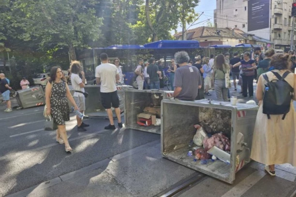 PREVRNUTI KONTEJNERI, ĐUBRE NA SVE STRANE! Blokaderi od Beograda napravili ruglo (FOTO)