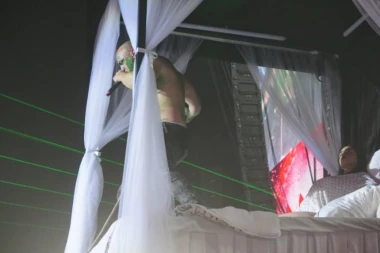 NAJŠOKANTNIJI NASTUP DESINGERICE! Devojka se "PORAĐALA" na sceni, a umesto bebe, izašao ON! O ovome bruje SVI! (VIDEO)