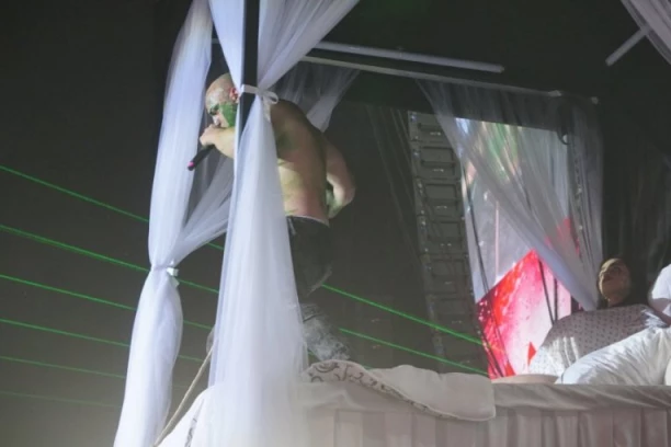 NAJŠOKANTNIJI NASTUP DESINGERICE! Devojka se "PORAĐALA" na sceni, a umesto bebe, izašao ON! O ovome bruje SVI! (VIDEO)