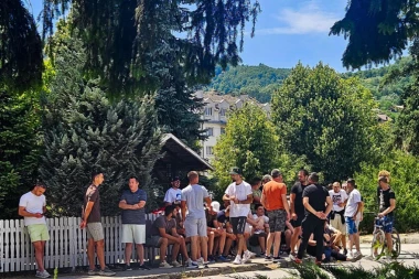 OSMATRAČNICA NA BIRAČKOM MESTU! Pritisak opozicije ne prestaje - došla nova smena da plaši narod! (FOTO, VIDEO)