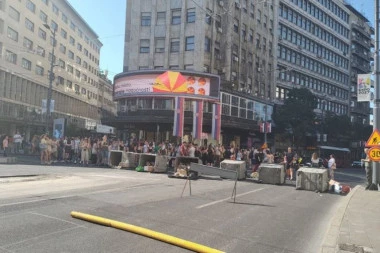 BLOKADERI NASTAVLJAJU DA DIVLJAJU PO BEOGRADU! Oboreni kontejneri i razbacano smeće govore o njima (FOTO)