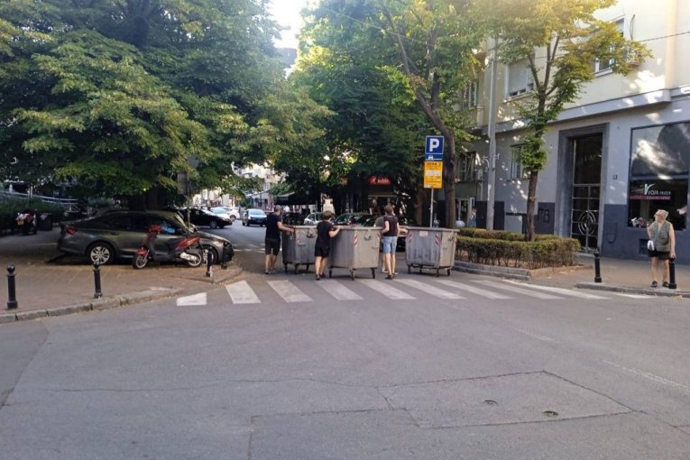 POSAO GOTOV ZA 15 SEKUNDI! Vozači na Vračaru sklonili kontejnere sa ulice i rasterali blokadere za tili čas! (FOTO)