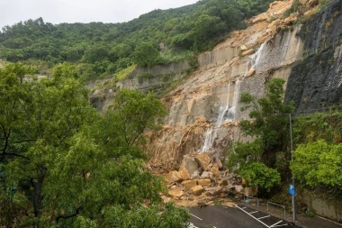 STENA PALA NA AUTOMOBIL, POGINUO SUVOZAČ! Velika nesreća zbog odrona na putu!