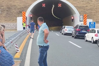 DRAMA NA MILOŠU VELIKOM! Automobil se prevrnuo nasred tunela, vatrogasci seku vozilo da izvuku vozača! STVORILA SE OGROMNA KOLONA! (VIDEO/FOTO)