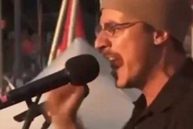 BLOKADERSKI GOVORNIK SA VIDOVDANSKOG SKUPA ŠUTIRA MLADIĆA U GLAVU! Dokumentovano nasilje ekstremista na blokadama isplivalo na videlo (VIDEO)