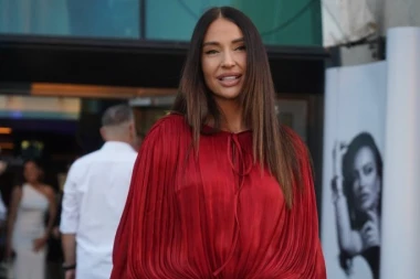 OVO JE NAJSLAĐA SLIKA KOJU ĆETE VIDETI DANAS: Sin Katarine Živković spava na njenim grudima - ona BEZ TRUNKE ŠMINKE! (FOTO)