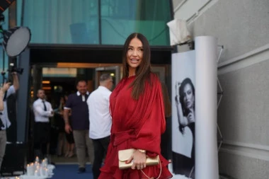 KATARINA ŽIVKOVIĆ ZAPALILA DRUŠTVENE MREŽE! Pevačica pozirala u provokativnoj haljini! (FOTO)