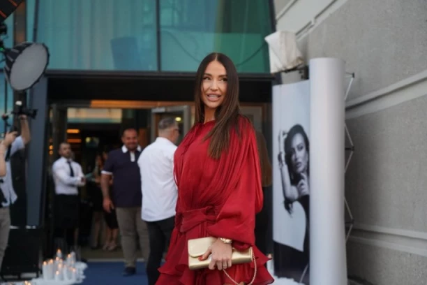 KATARINA ŽIVKOVIĆ ZAPALILA DRUŠTVENE MREŽE! Pevačica pozirala u provokativnoj haljini! (FOTO)