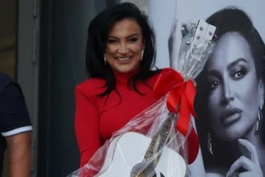 ESTRADA SE SJATILA KOD ANDREANE ČEKIĆ: Poznati došli na glamuroznu žurku - pevačica dobila poseban poklon! (FOTO)