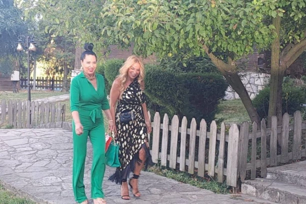 ZLATA I VANESA UTEGNUTE KAO DEVOJČICE: "Gde je neki džentlmen da dođe, da da ruku"!?