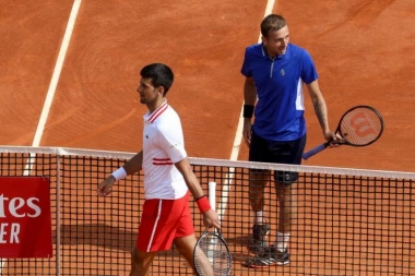 PSIHIČKI JE UNIŠTEN, ISPALIO GA ROĐENI OTAC: Šok na Vimbldonu u prvom kolu, teško da će se od toga oporaviti