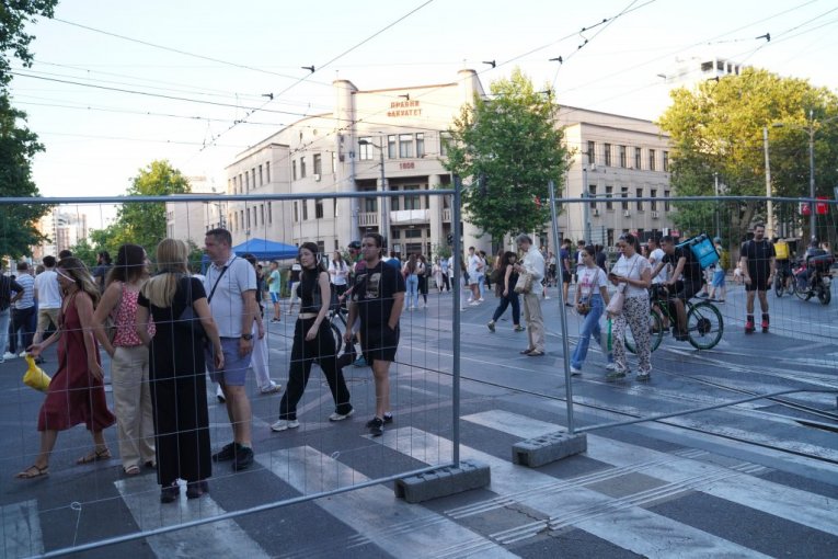 NAPRAVILI SVINJAC NA PRAVNOM: Pogledajte šta su blokaderi ostavili iza sebe! (FOTO)