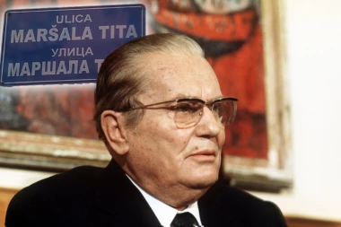 SVAKOG KO UDARI NA BROZA STIGNE PROKLETSTVO! Hrvat skinuo tablu "Trg maršala Tita" sa kafane, pa u istoj PRESUDIO SEBI - još četvoricu stigla KLETVA