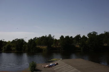 DEVOJČICA UMRLA OD TOPLOTNOG UDARA: Nesnosne vrućine odnose živote širom Evrope (VIDEO)