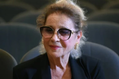 BILA JE LEPOTICA ZA KOJOM SU UZDISALI MUŠKARCI, A ONA JE VOLELA SAMO NJEGA: Posle smrti supruga sve je napustila i preselila se van grada!