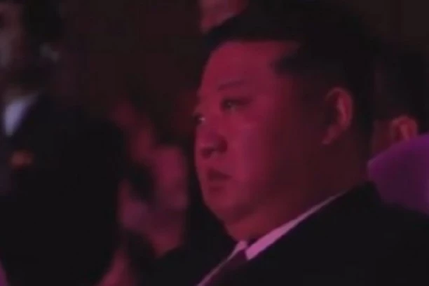 PRVO JE UBRZANO DISAO, A ONDA SE SLOMIO: Kim Džong Un snimljen kako PLAČE! (VIDEO)