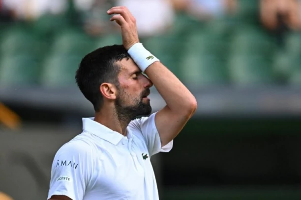 SADA SMO SVE VIDELI: Snimak čuvenog GLUMCA dok gleda Đokovića na Vimbldonu se MASOVNO DELI NA MREŽAMA - da li je moguće da je OVO uradio?! (VIDEO)