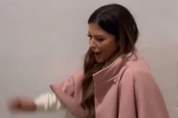 STRAH JE POTPUNO PARALISAO! Voditeljku Pinka sačekala JEZIVA SCENA na kućnom pragu, POZNAT IDENTITET OSOBE koja je to priredila! (FOTO)