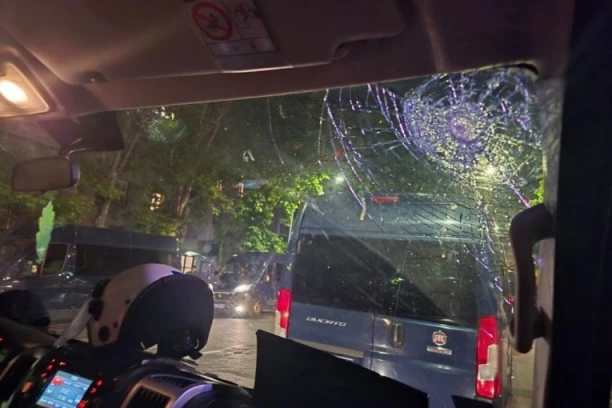 POVREĐEN POLICAJAC, OŠTEĆENO VOZILO! Oglasio se MUP nakon sukoba sa demonstrantima na Bulevaru kralja Aleksandra!