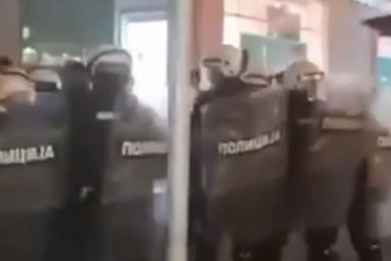 U BLOKADERSKOM DIVLJANJU POVREĐENA ČETIRI POLICAJCA! Oglasio se MUP povodom eskalacije nasilja u Vrbasu i Bačkoj Palanci